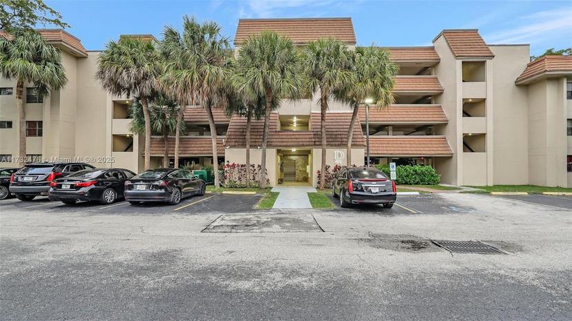 Picture of 481 Ives Dairy Rd # 4, Miami FL 33179