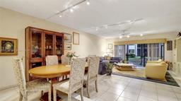 Picture of 481 Ives Dairy Rd # 4, Miami, FL 33179