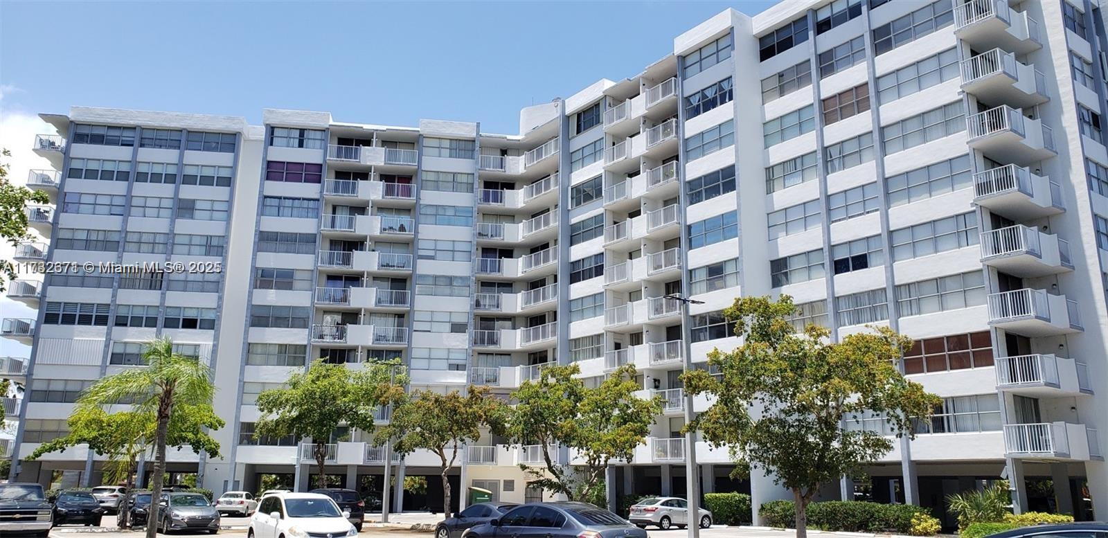 Picture of 1300 NE Miami Gardens Dr # 518E, Miami, FL 33179
