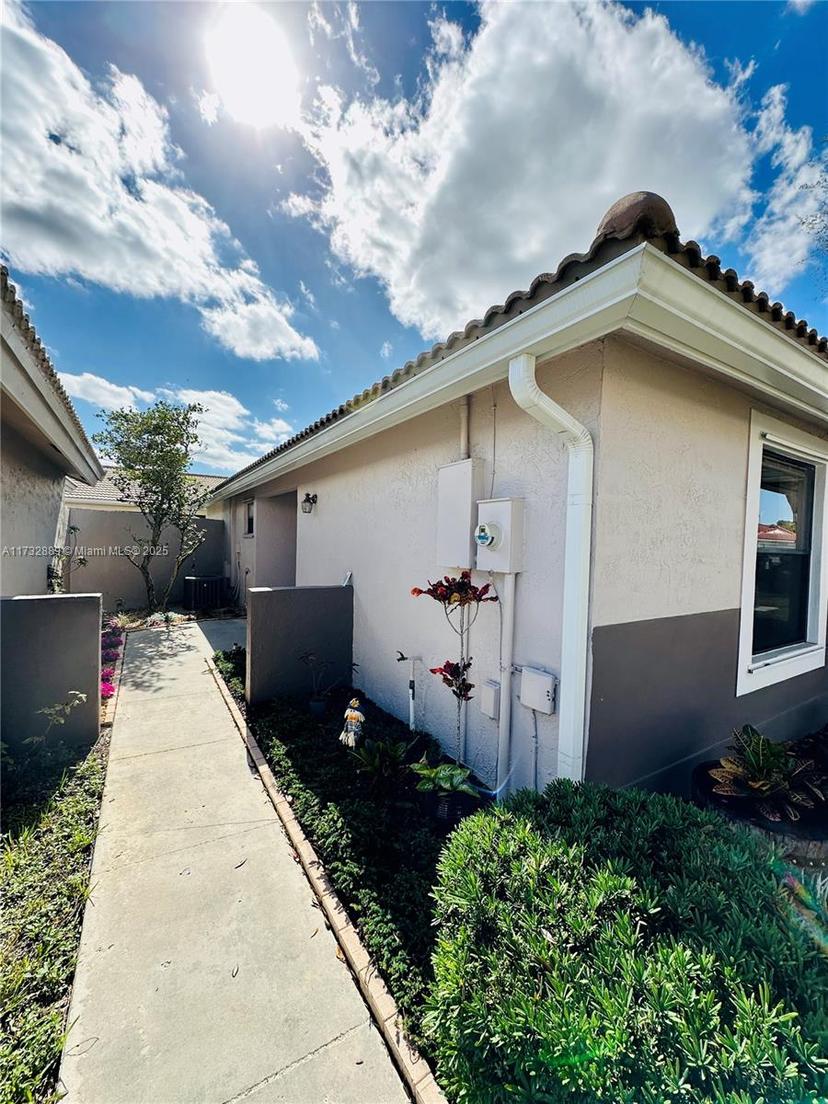 Picture of 15160 Norfolk Ln, Davie FL 33331