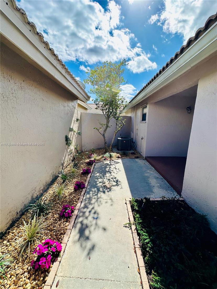 Picture of 15160 Norfolk Ln, Davie FL 33331