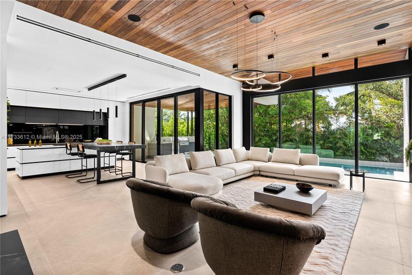 Picture of 1096 N Venetian Dr, Miami FL 33139