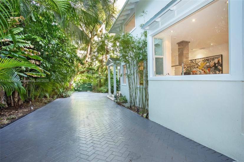 Picture of 4286 S Douglas Rd, Coconut Grove FL 33133