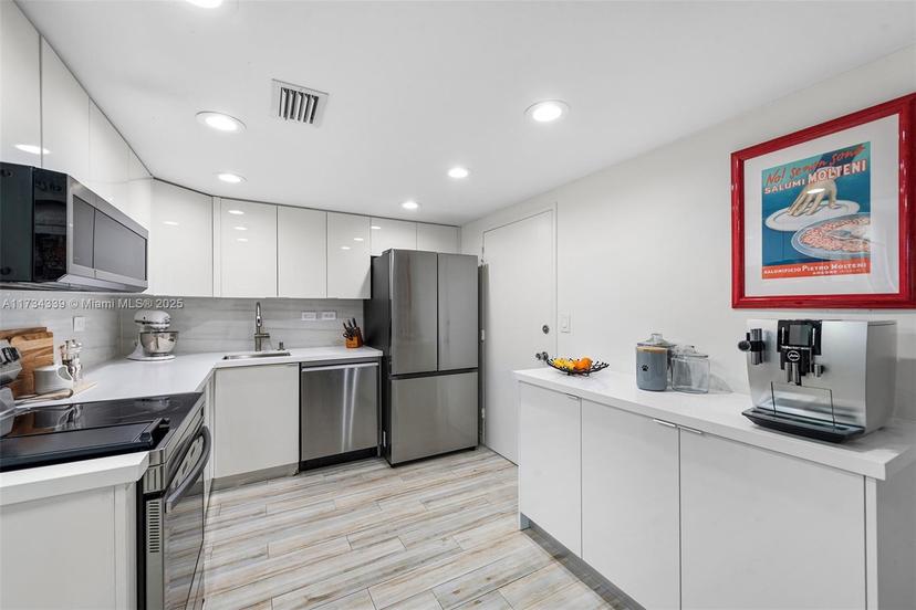 Picture of 5555 Collins Ave # 15Z, Miami Beach FL 33140