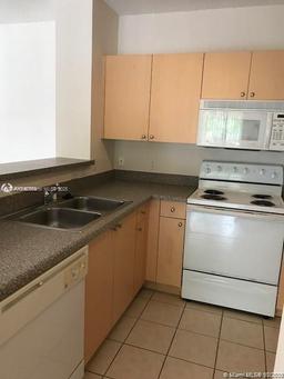 Picture of 8040 N Nob Hill Rd # 208, Tamarac, FL 33321