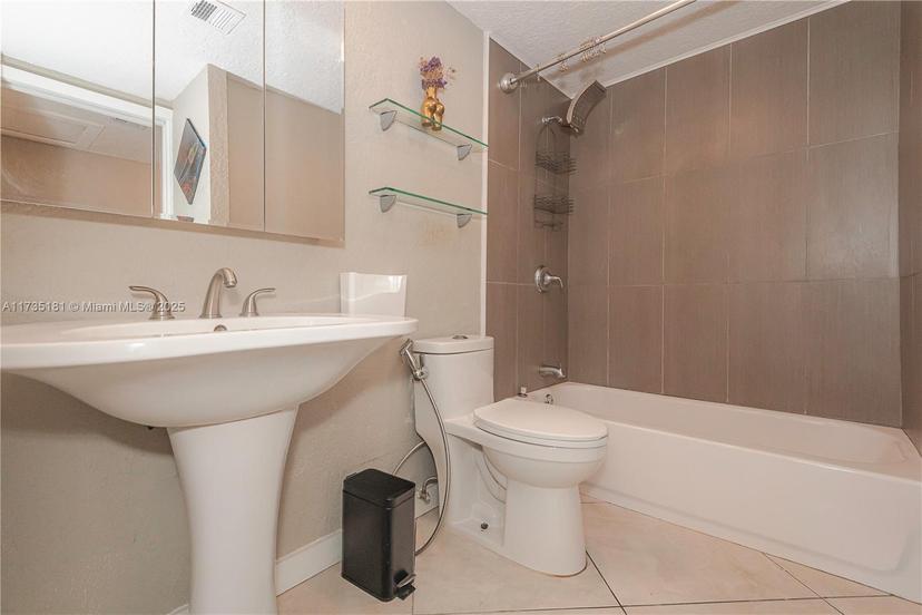 Picture of 11111 Biscayne Blvd # 1G, Miami FL 33181