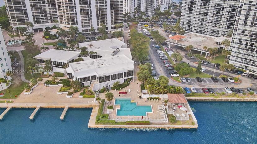 Picture of 20281 E Country Club Dr # 407, Aventura FL 33180