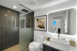 Picture of 227 NE 2Nd St # 2305, Miami, FL 33132