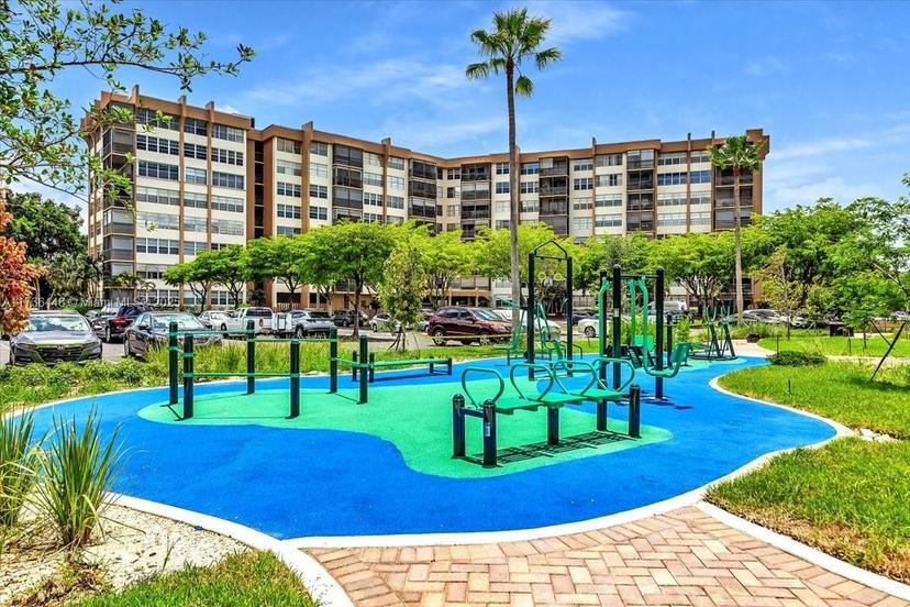 Picture of 1200 Saint Charles Pl # 402, Pembroke Pines FL 33026
