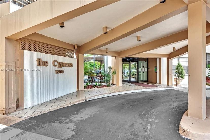 Picture of 1200 Saint Charles Pl # 402, Pembroke Pines FL 33026