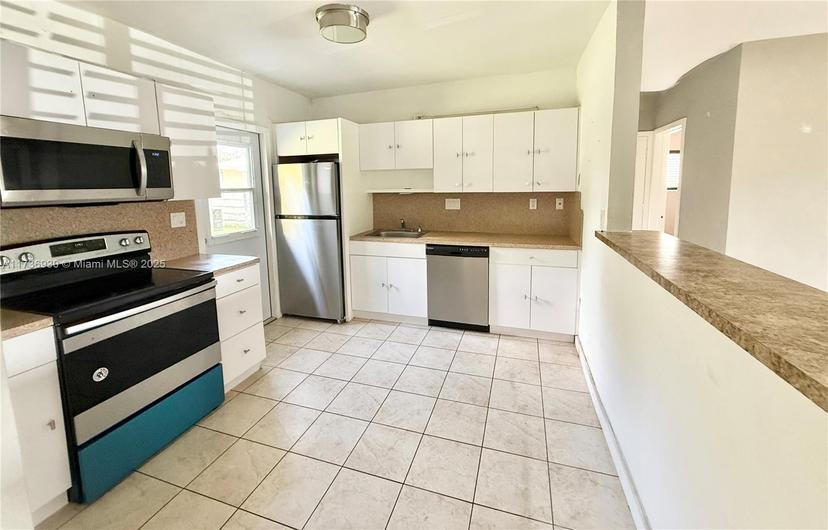 Picture of 903 NE 2Nd St, Hallandale Beach FL 33009