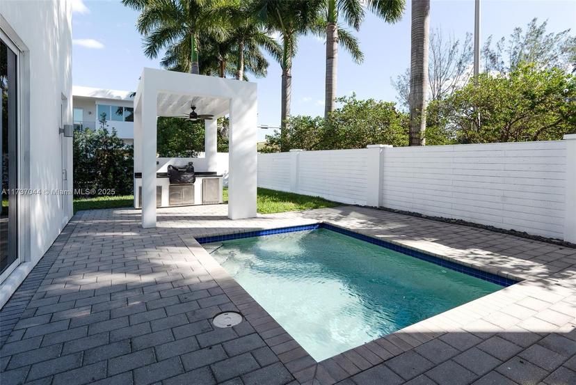 Picture of 10220 NW 74Th Ter, Doral FL 33178
