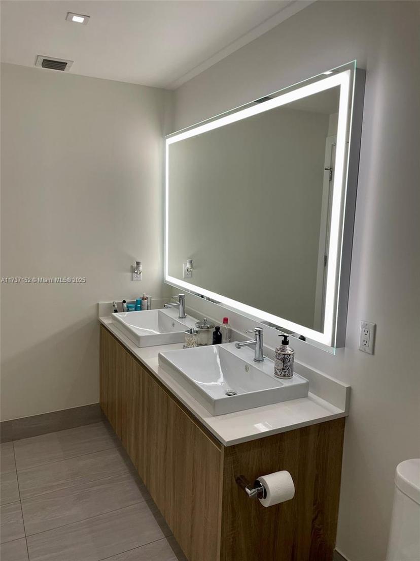 Picture of 2960 NE 207Th St # 714, Aventura FL 33180