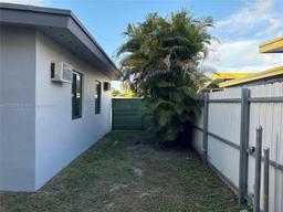 Picture of 860 NW 171St St, Miami Gardens, FL 33169