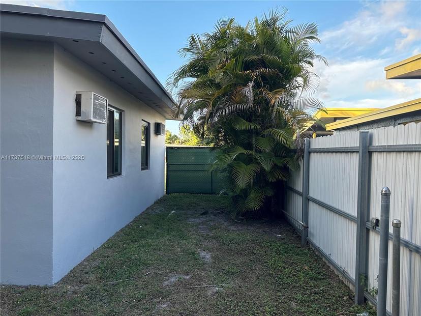Picture of 860 NW 171St St, Miami Gardens FL 33169