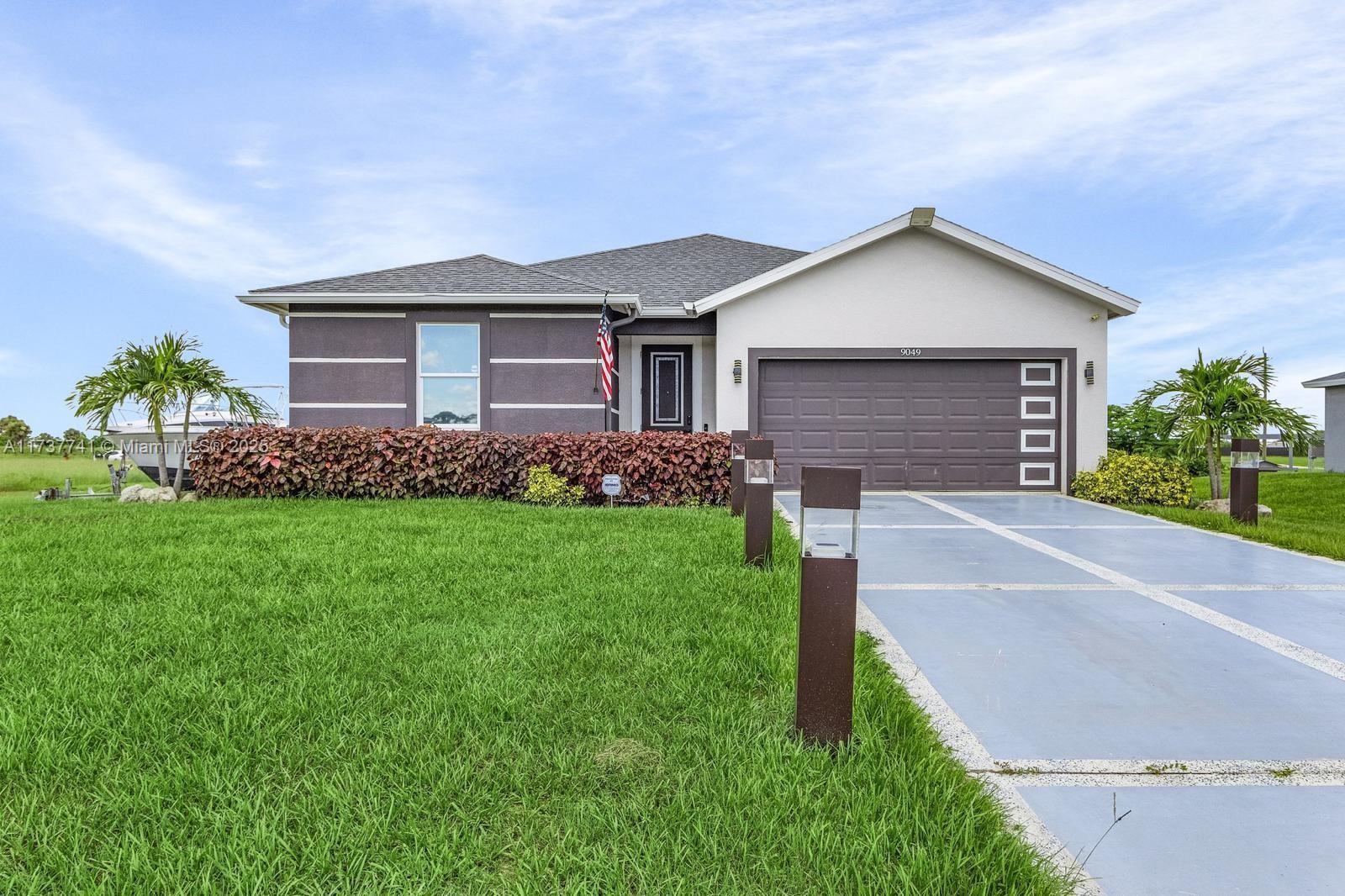 Picture of 9049 Green Cir, La Belle, FL 33935