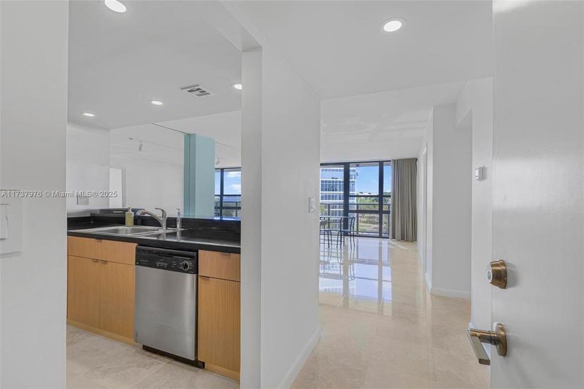 Picture of 600 NE 36Th St # 414, Miami FL 33137