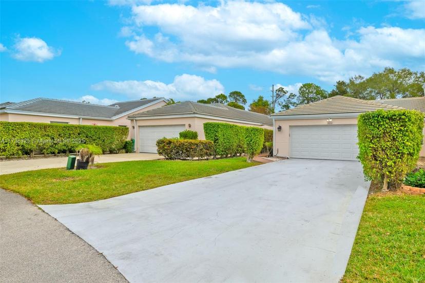 Picture of 1009 Island Manor Dr, Green Acres FL 33413
