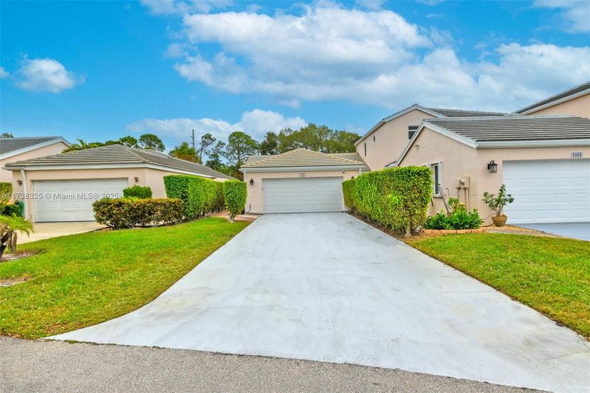 Picture of 1009 Island Manor Dr, Green Acres FL 33413