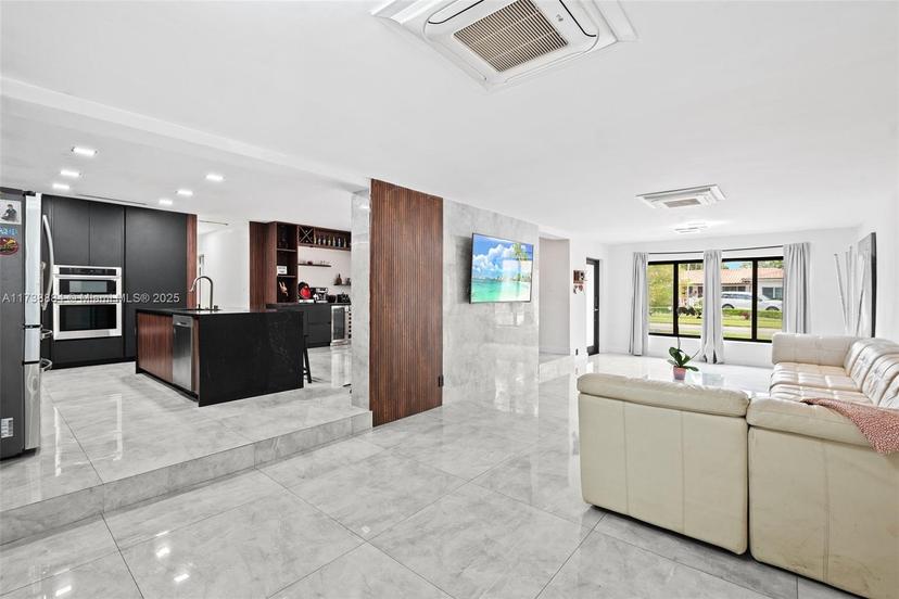 Picture of 901 Apache St, Miami Springs FL 33166