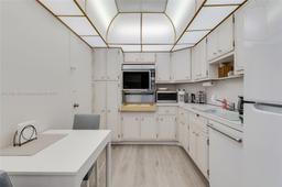 Picture of 500 Bayview Dr # 517, Sunny Isles Beach, FL 33160