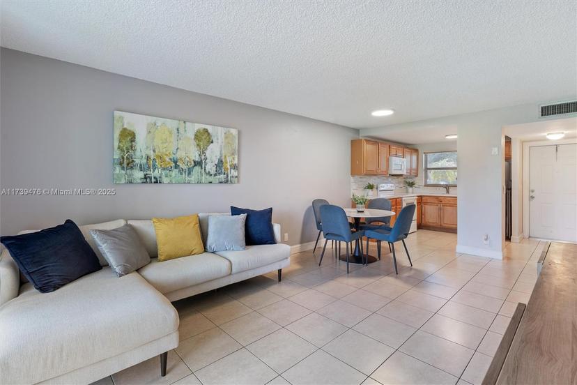 Picture of 9761 Sunrise Lakes Blvd # 107, Sunrise FL 33322
