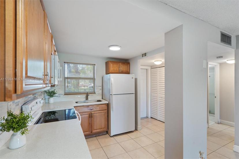 Picture of 9761 Sunrise Lakes Blvd # 107, Sunrise FL 33322