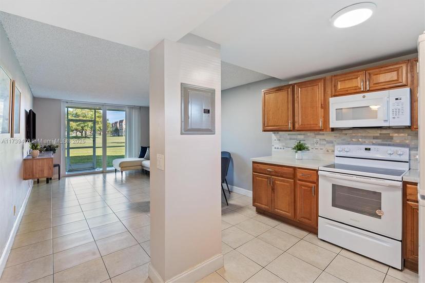 Picture of 9761 Sunrise Lakes Blvd # 107, Sunrise FL 33322