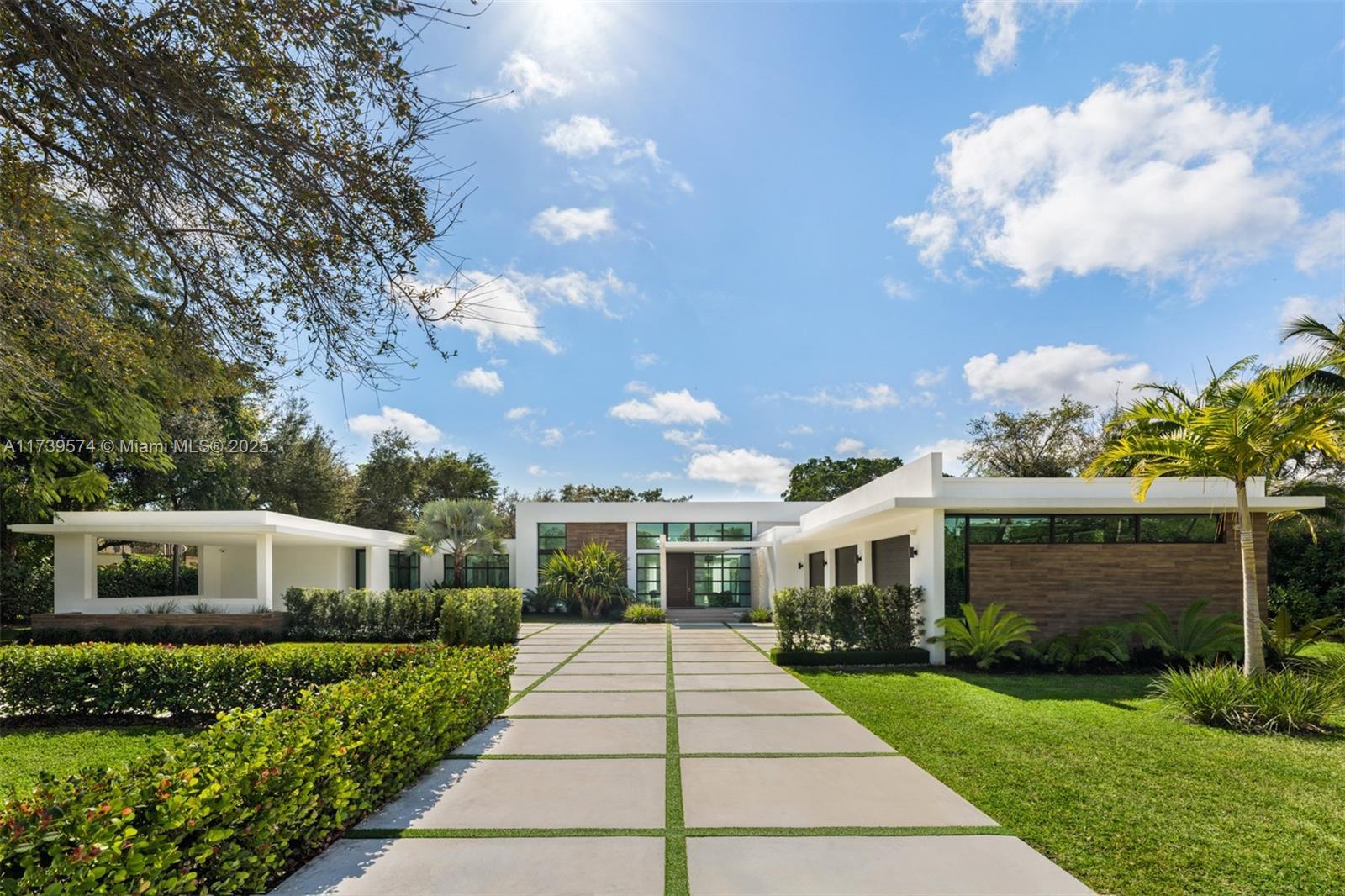 Picture of 6830 SW 104Th St, Pinecrest, FL 33156