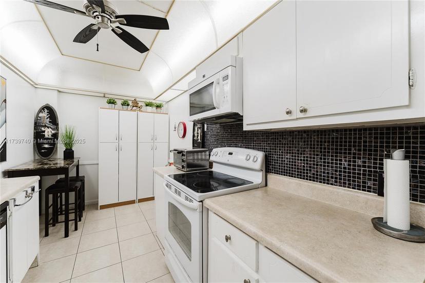 Picture of 4330 Hillcrest Dr # 505, Hollywood FL 33021