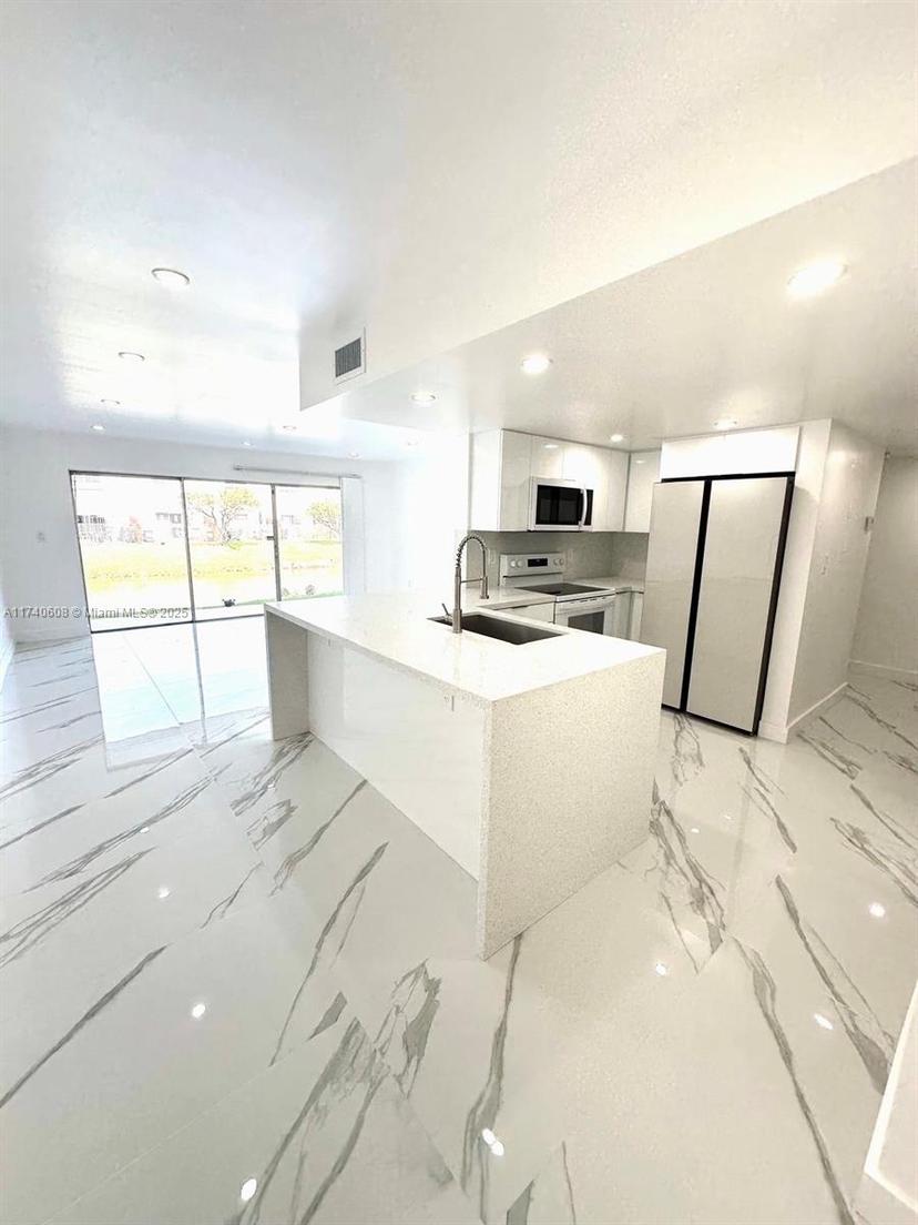 Picture of 9375 Fontainebleau Blvd # L111, Miami FL 33172