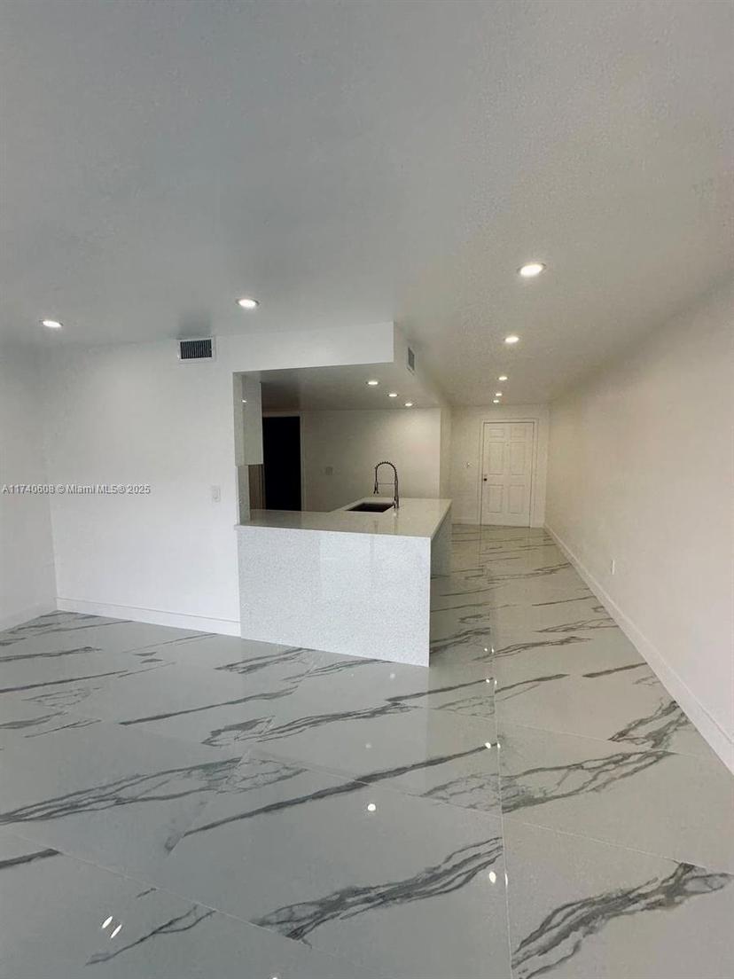 Picture of 9375 Fontainebleau Blvd # L111, Miami FL 33172