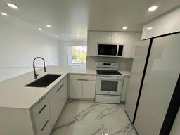 Picture of 9375 Fontainebleau Blvd # L111, Miami, FL 33172