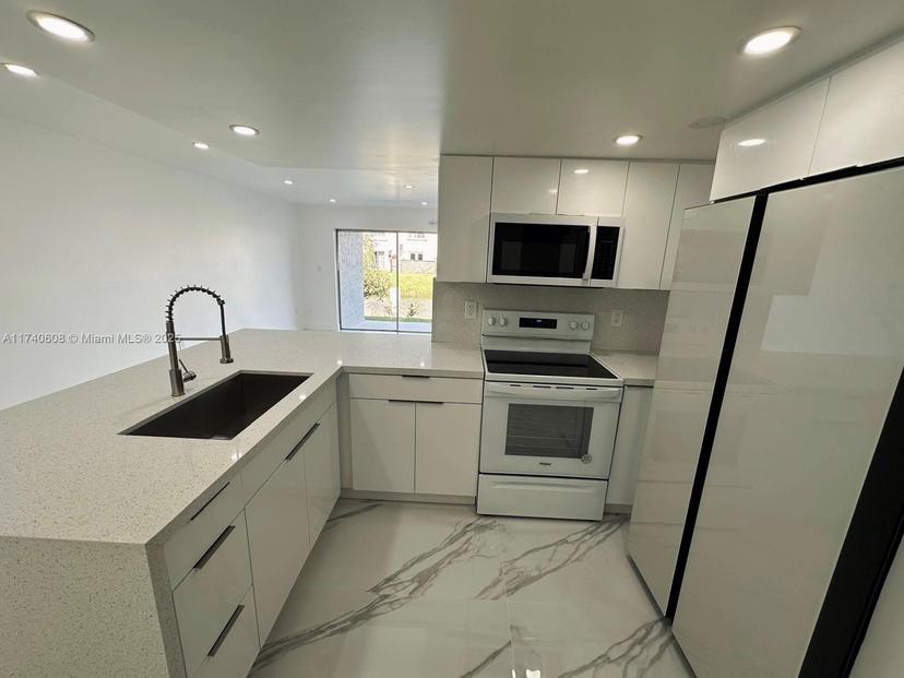 Picture of 9375 Fontainebleau Blvd # L111, Miami FL 33172