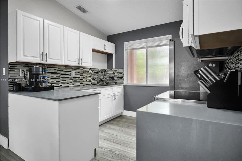 Picture of 8013 Lake Dr # 205, Doral FL 33166