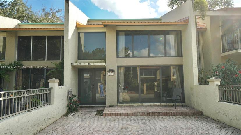 Picture of 741 E Coco Plum Cir # 2, Plantation FL 33324