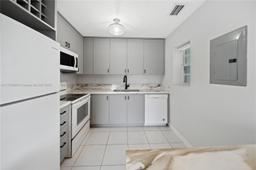 Picture of 13725 SW 147Th Cir Ln # 31, Miami, FL 33186