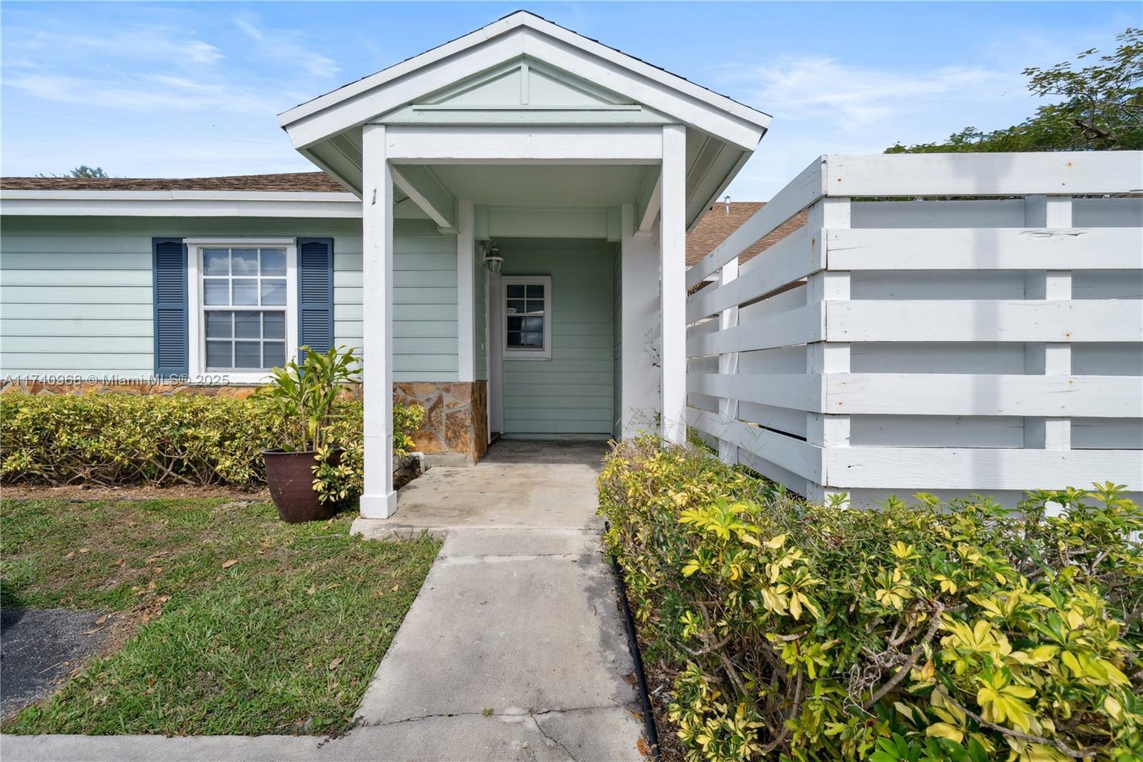 Picture of 13725 SW 147Th Cir Ln # 31, Miami, FL 33186