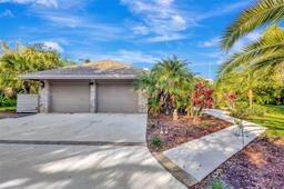 Picture of 2400 NW Lakeridge Dr, Palm City, FL 34990