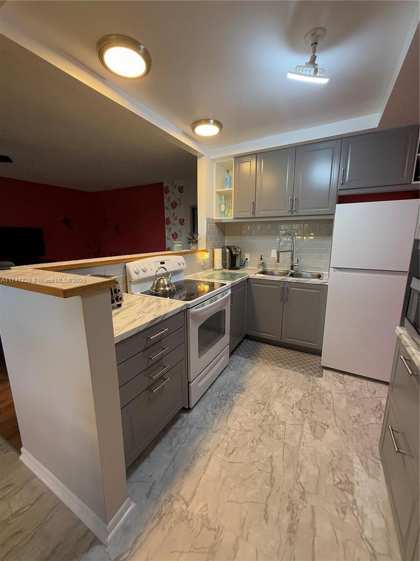 Picture of 162 Waltham G # 162, West Palm Beach FL 33417