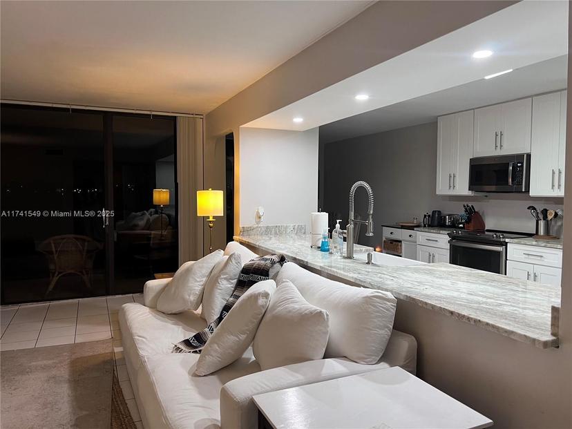 Picture of 106 Lake Emerald Dr # 214, Oakland Park FL 33309