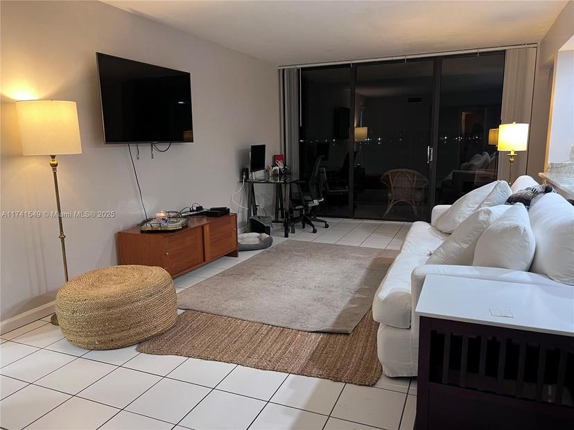 Picture of 106 Lake Emerald Dr # 214, Oakland Park FL 33309