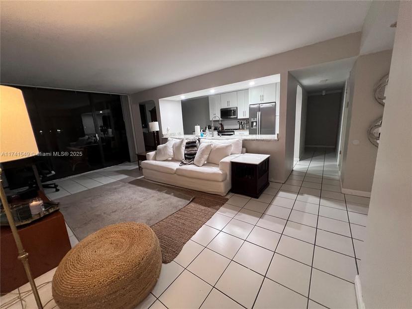 Picture of 106 Lake Emerald Dr # 214, Oakland Park FL 33309
