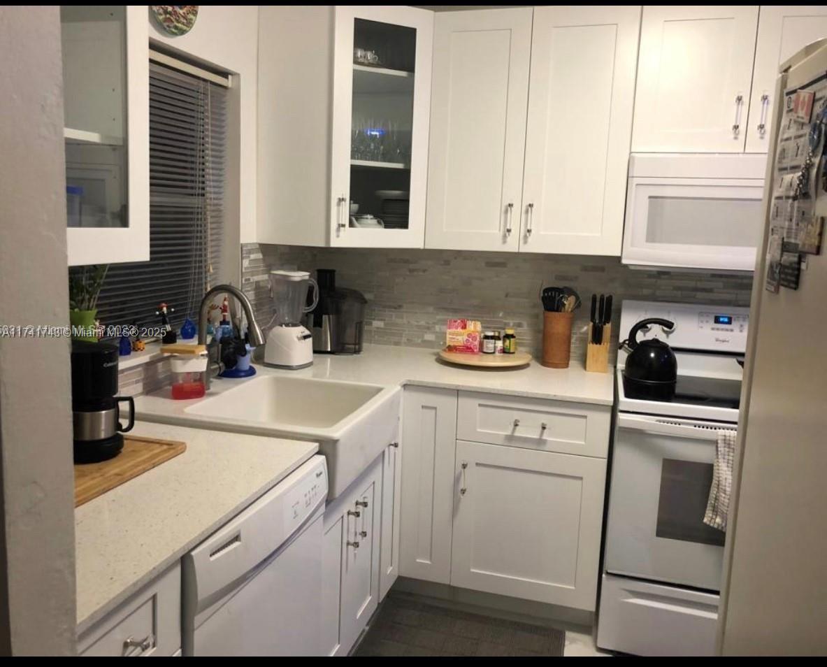 Picture of 9821 Sunrise Lakes Blvd # 112, Sunrise, FL 33322