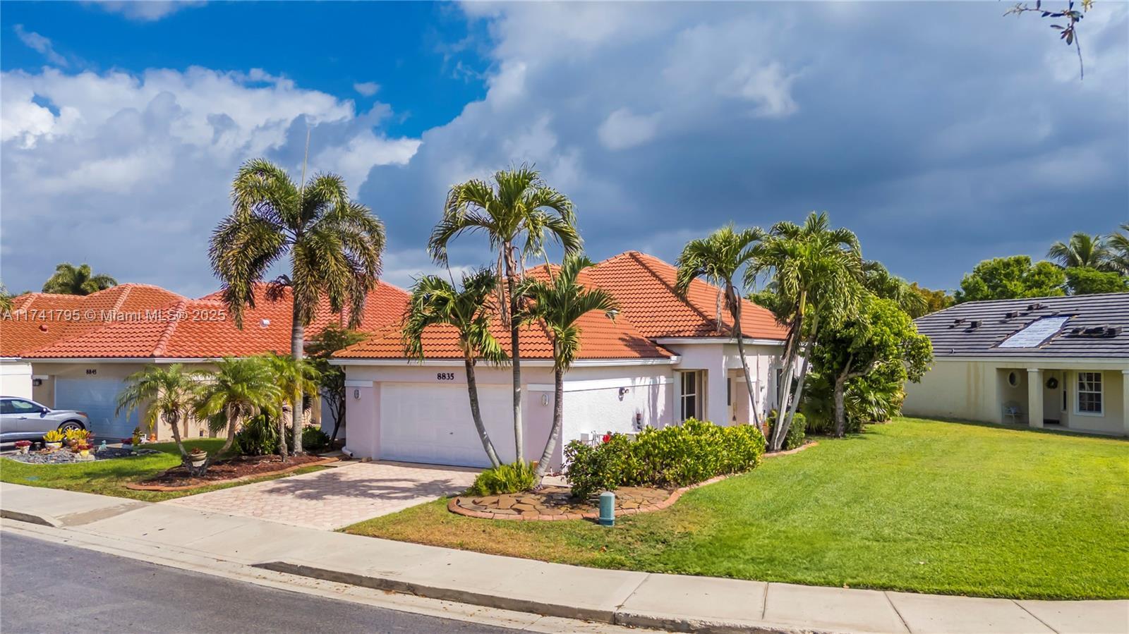 Picture of 8835 S Lake Park Cir S, Davie, FL 33328