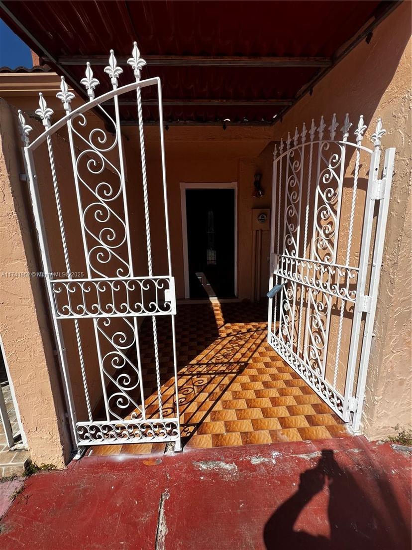 Picture of 4372 W 11Th Ln # 30, Hialeah FL 33012