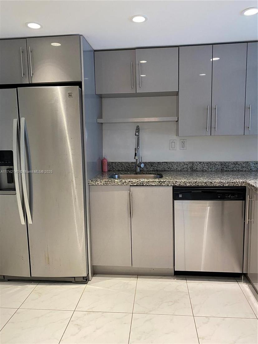 Picture of 1000 Parkview Dr # 226, Hallandale Beach FL 33009