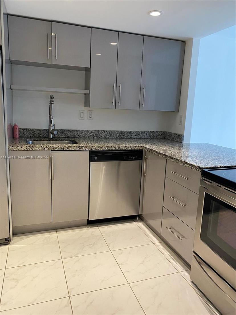 Picture of 1000 Parkview Dr # 226, Hallandale Beach FL 33009
