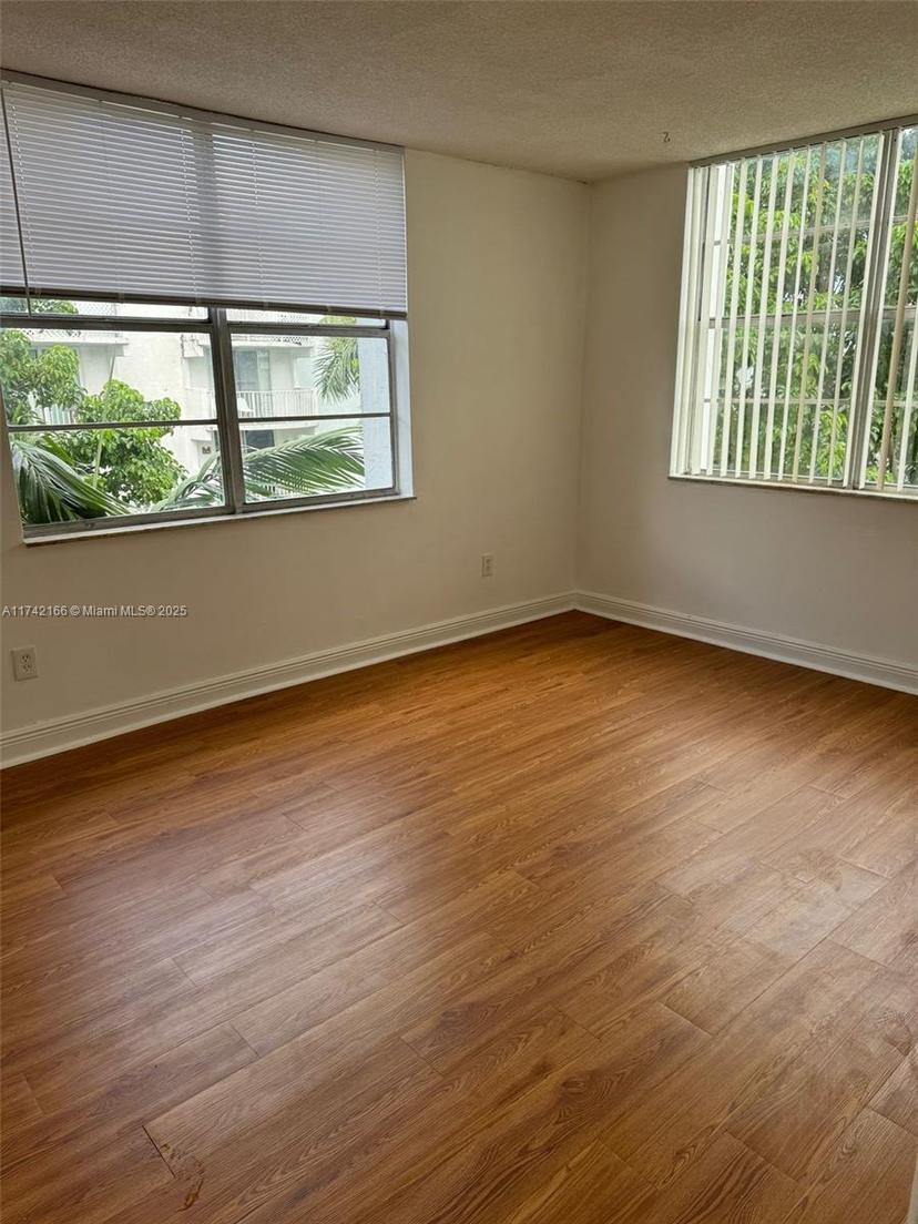 Picture of 484 NW 165Th St Rd # 516, Miami FL 33169