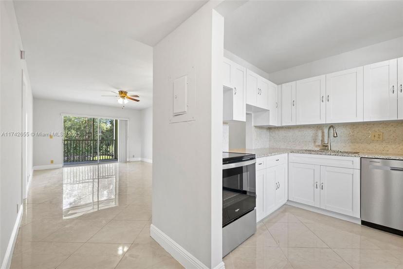 Picture of 130 Lake Meryl Dr # 228, West Palm Beach FL 33411